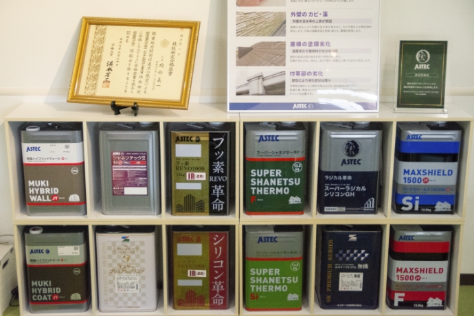 各メーカーの塗料缶